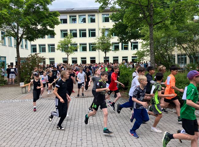Viele Schüler laufen am Schulgelände
